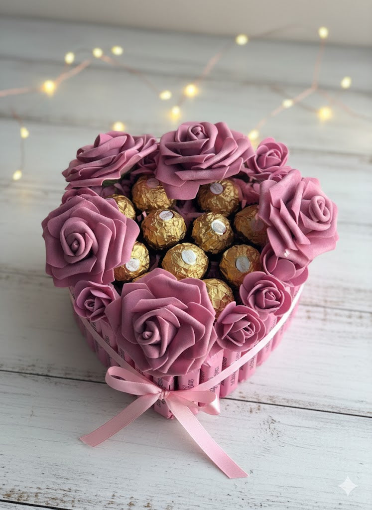 Herz-Torte mit Gold-Pralinen & lila Rosen