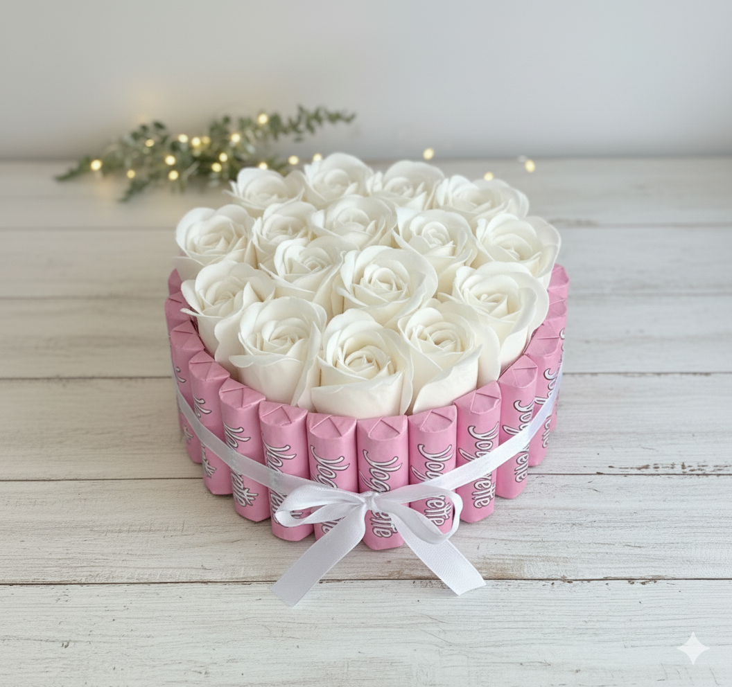 Weißen Rosen ve Pralinen ile Runde Torte