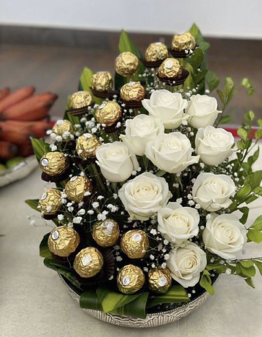 Edle Pralinen mit weißen Rosen dekoriert