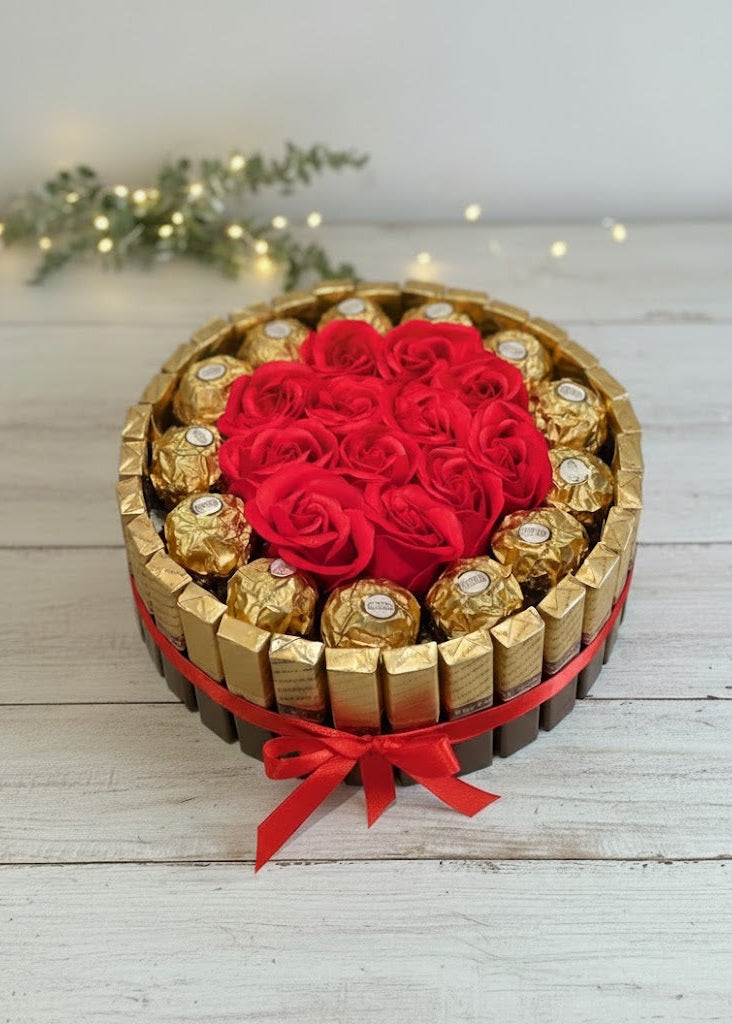 Luxus-Torte mit roten Rosen & Gold-Pralinen